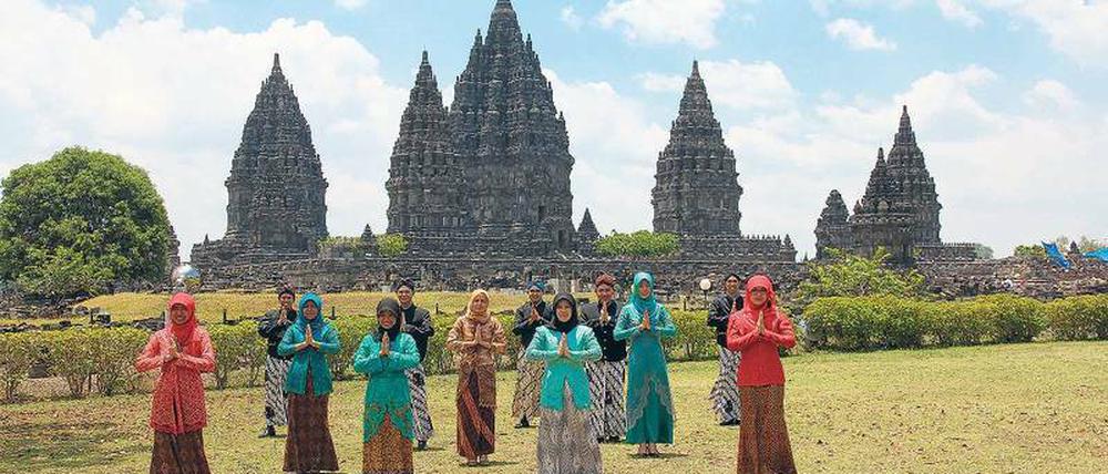 Eine tolle Kulisse hat sich diese Tanzgruppe ausgesucht: Prambanan, die größte hinduistische Tempelanlage Indonesiens in der Nähe von Jogyakarta auf Java.