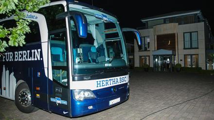 Schuss auf den Hertha-Mannschaftsbus in Bielefeld. Die Polizei sucht nach dem Täter.