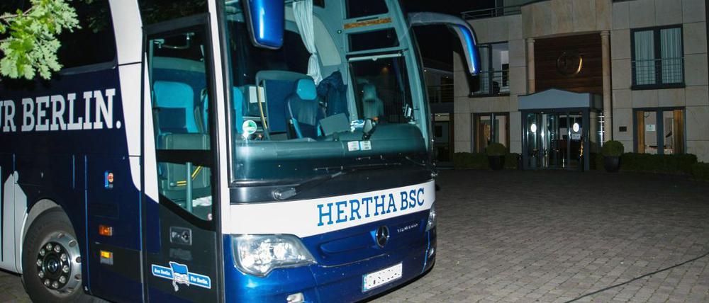 Schuss auf den Hertha-Mannschaftsbus in Bielefeld. Die Polizei sucht nach dem Täter.