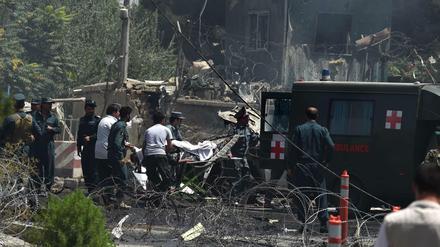 Eine Bombe eines Flügels der Taliban hat am 10. August einen Bereich des Flughafens Kabul zerstört.