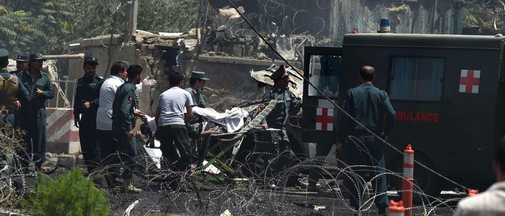 Eine Bombe eines Flügels der Taliban hat am 10. August einen Bereich des Flughafens Kabul zerstört.