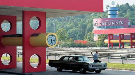 Zwei Oldtimer auf einen Blick. Einen Plymouth Fury inszenierte die Künstlerin Eva Castringius vor der Kulisse von Dreilinden. Das Foto war Teil der Ausstellung „In Transition. Das Dreilindenprojekt“, die sie 2010 in der ehemaligen Raststätte zeigte. 