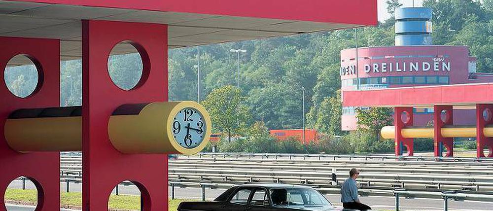 Zwei Oldtimer auf einen Blick. Einen Plymouth Fury inszenierte die Künstlerin Eva Castringius vor der Kulisse von Dreilinden. Das Foto war Teil der Ausstellung „In Transition. Das Dreilindenprojekt“, die sie 2010 in der ehemaligen Raststätte zeigte. 