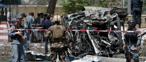 Sicherheitsleute sperren am Flughafen Kabul die Stelle ab, an der die Autobombe explodierte.