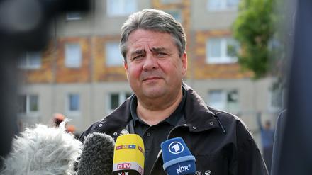 Bundeswirtschaftsminister Sigmar Gabriel steht in der Kritik: Im ersten Halbjahr 2015 wurden so viel Rüstungsgüter exportiert wie im gesamten Vorjahr.