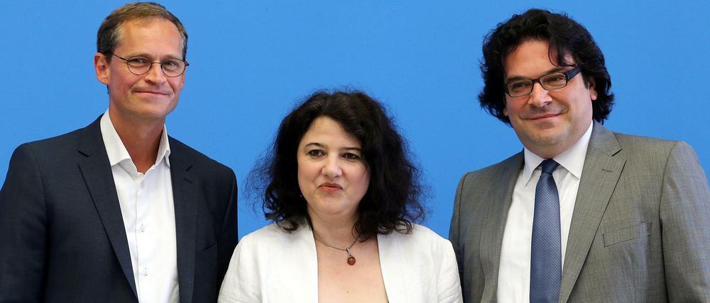 Die Neue: Der Regierende Bürgermeister Michael Müller (SPD) und der Vorsitzende der Jüdischen Gemeinde zu Berlin, Gideon Joffe (rechts), stellen am Montag die neue Direktion des Centrums Judaicum, Anja Siegemund, vor.  
