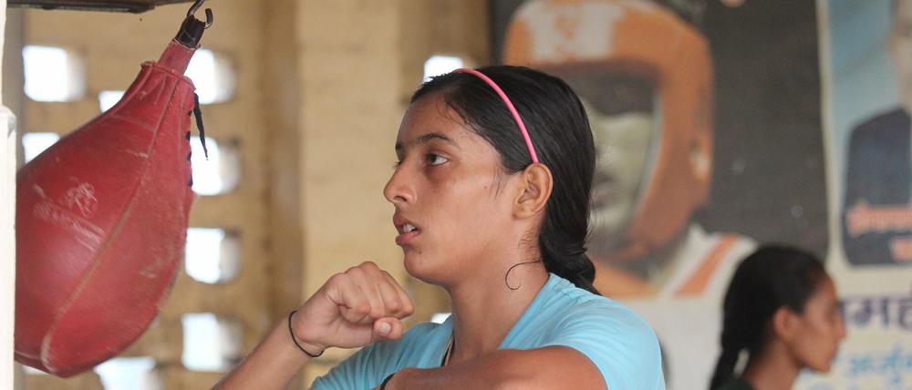 Die 17-jährige Banty Panghal bearbeitet im Boxing Club Bhiwani in Indien einen Punchingball. Bhiwani hat sich in den vergangenen Jahren einen Ruf als Box-Hauptstadt Indiens erarbeitet. Nicht mehr nur Männer, sondern auch immer mehr Frauen in Bhiwani lernen Boxen. 