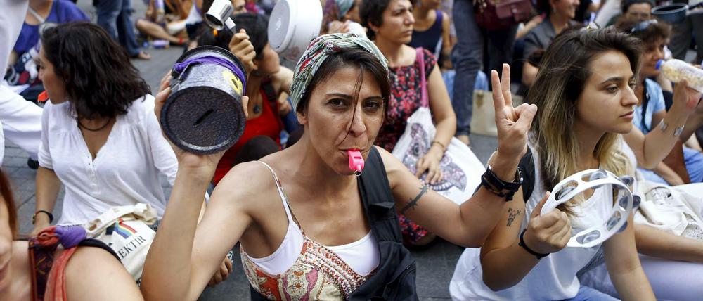 Kurdinnen protestieren in Istanbul gegen die Bombardements der türkischen Luftwaffe gegen PKK-Stützpunkte.