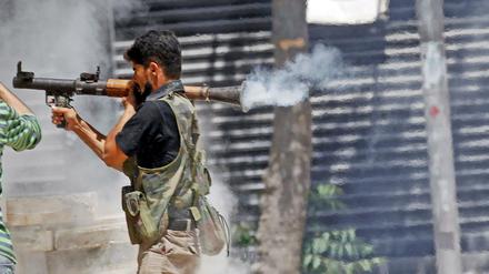 Ein Kämpfer der Freien Syrischen Armee feuert eine Panzerfaust ab.
