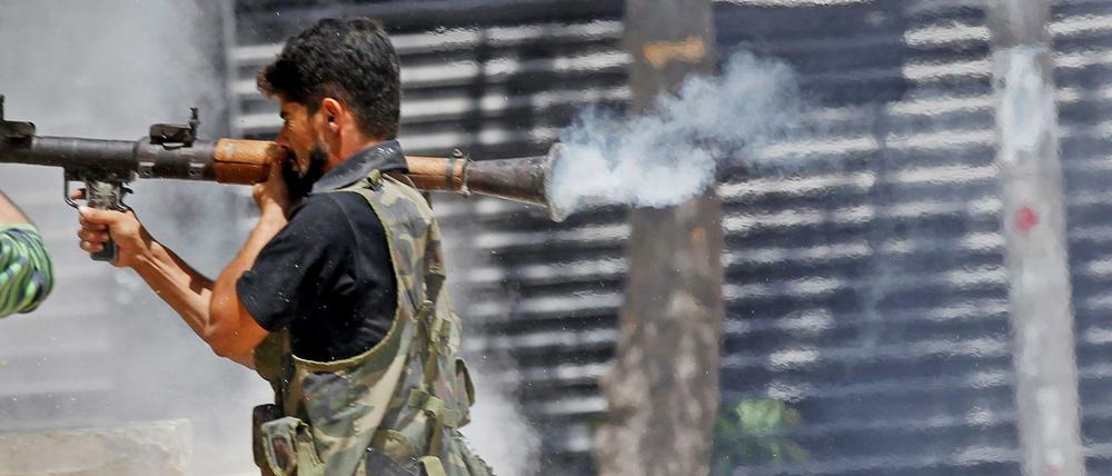 Ein Kämpfer der Freien Syrischen Armee feuert eine Panzerfaust ab.