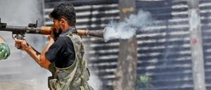 Ein Kämpfer der Freien Syrischen Armee feuert eine Panzerfaust ab.