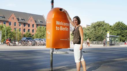 Na, sie kommt ja gerade so ran. So sehen die neuen Mülleimer aus. Das Foto müsste entstanden sein vor dem Ostbahnhof.
