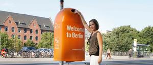 Na, sie kommt ja gerade so ran. So sehen die neuen Mülleimer aus. Das Foto müsste entstanden sein vor dem Ostbahnhof.