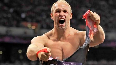Markenzeichen. Robert Harting zerstört sein Trikot. Nun wirft er dem Weltverband vor, seinen Sport zu zerstören.