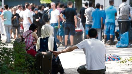 Gedränge in der Hitze. Vor der zentralen Anlaufstelle des Lageso in Moabit warten täglich Hunderte Flüchtlinge auf ihre Anhörung. Viele bleiben über Nacht. 