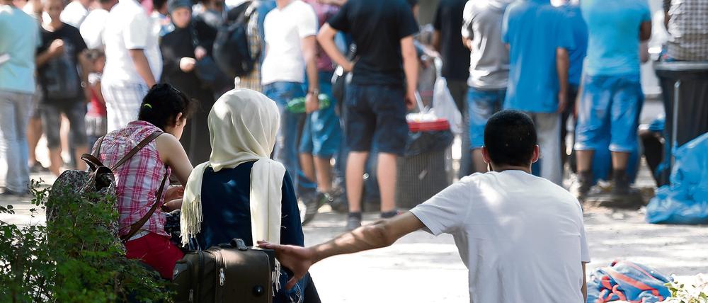 Gedränge in der Hitze. Vor der zentralen Anlaufstelle des Lageso in Moabit warten täglich Hunderte Flüchtlinge auf ihre Anhörung. Viele bleiben über Nacht. 