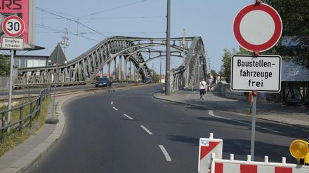 Für Autos gesperrt. In Richtung Osten geht auf der Bösebrücke seit Montagnachmittag gar nichts mehr. 