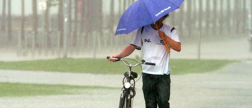 Bei Starkregen sollten Radfahrer besser absteigen. Blitze können sogar richtig gefährlich werden.