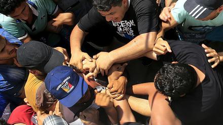 Flüchtlinge aus Syrien während einer Registrierungsprozedur in einem Stadion auf der Griechischen Insel Kos am Dienstag. 