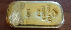 Das Foto der Polizei Oberbayern zeigt den Golbbarren, den eine 16-Jährige im Königssee gefunden hat. 