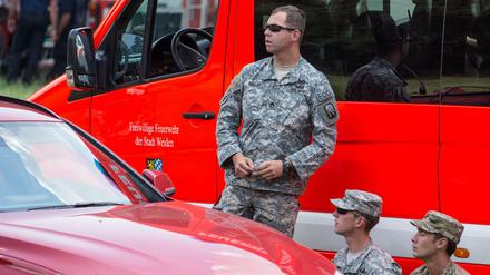 Einsatzkräfte der US-Streitkräfte stehen am Dienstag in Engelmannsreuth (Bayern) vor einem Feuerwehreinsatzfahrzeug. Bei Engelmannsreuth ist ein F-16 Kampfjet der US-Streitkräfte abgestürzt.