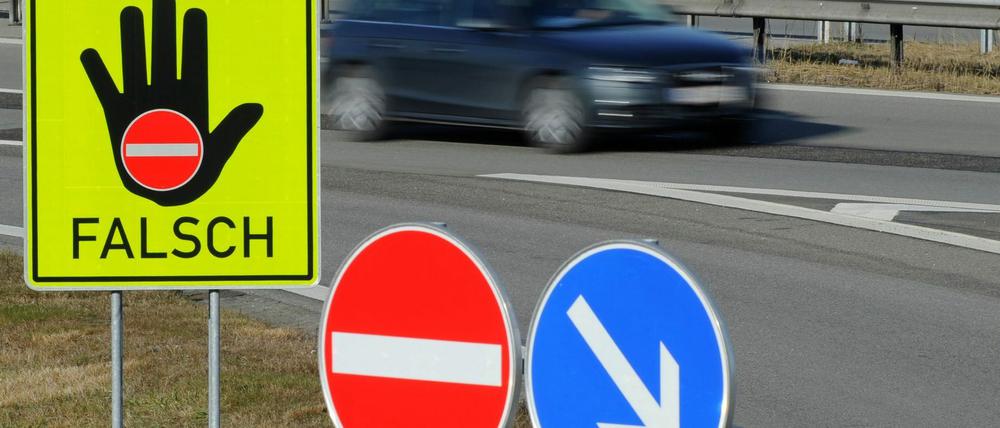 Ein Warnschild auf einer Autobahnauffahrt in Bayern (Archivbild).