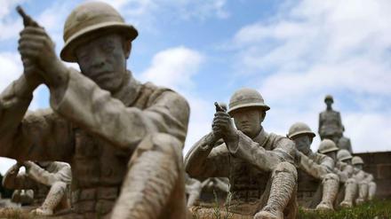 Ob China mit der indirekten Entschuldigung des japanischen Premiers für die Verbrechen des Zweiten Weltkriegs zufrieden sein wird? Diese Skulpturen - insgesamt 402 - sind Teil eines Mahnmals in der Provinz Yunnan. Das Mahnmal zur Erinnerung an die Schlacht von Songshan nimmt den Kampf chinesischer Soldaten gegen die japanischen Invasoren auf. 