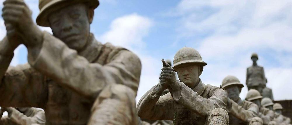 Ob China mit der indirekten Entschuldigung des japanischen Premiers für die Verbrechen des Zweiten Weltkriegs zufrieden sein wird? Diese Skulpturen - insgesamt 402 - sind Teil eines Mahnmals in der Provinz Yunnan. Das Mahnmal zur Erinnerung an die Schlacht von Songshan nimmt den Kampf chinesischer Soldaten gegen die japanischen Invasoren auf. 