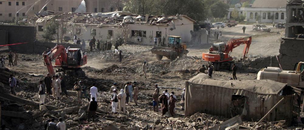Mindestens 15 Menschen kamen bei der Explosion einer Bombe in einem Lastwagen in Kabul ums Leben. Mehrere Häuser in der Umgebung wurden zerstört. 