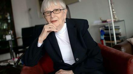 Die Autorin Leonie Ossowski in ihrer Wohnung in Berlin
