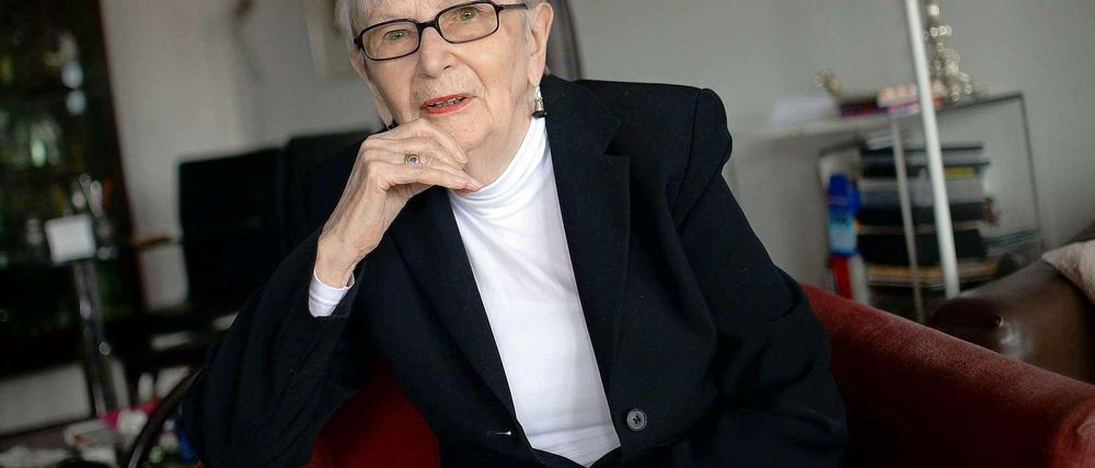 Die Autorin Leonie Ossowski in ihrer Wohnung in Berlin