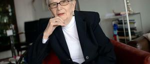 Die Autorin Leonie Ossowski in ihrer Wohnung in Berlin