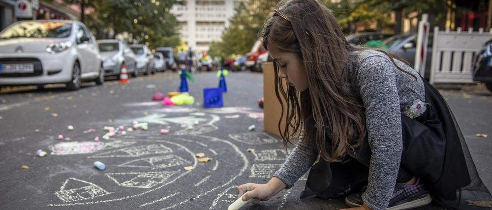Eine gesperrte Straße am „autofreien Tag“ in Berlin. 