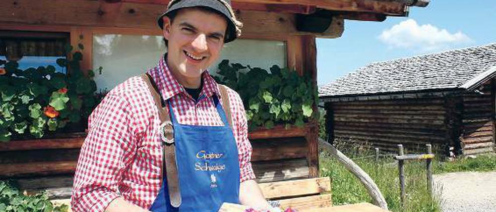 Chefkoch Franz Mulser mit buntem Salat.