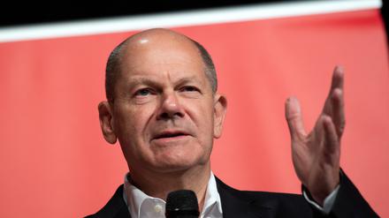 22.09.2021, Nordrhein-Westfalen, Köln: Olaf Scholz, Finanzminister und SPD-Kanzlerkandidat, steht bei einem Wahlkampfauftritt auf der Bühne. Foto: Federico Gambarini/dpa +++ dpa-Bildfunk +++