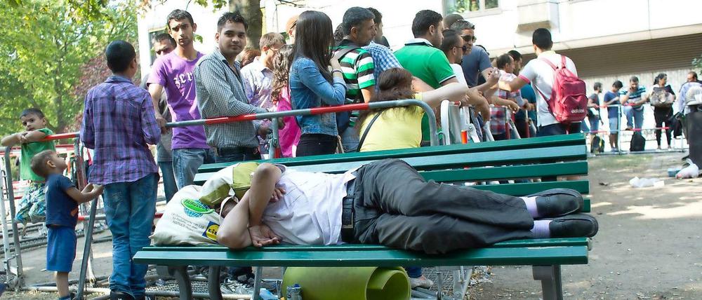 Viele Flüchtlinge weigern sich, in einer Notunterkunft am Stadtrand zu übernachten. Sie wollen am nächsten Tag um fünf Uhr morgens wieder in der Schlange stehen.