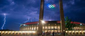 Am Sonnabend und Sonntag ist in Berlin mit Gewittern zu rechnen - wie hier Anfang Juli über dem Olympiastadion.