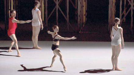 Lucinda Childs feiert mit 75 Jahren ein erstaunliches Comeback. Ihre Choreografie „Available Light“ spielt in einem Bühnenbild von Frank O. Gehry. 