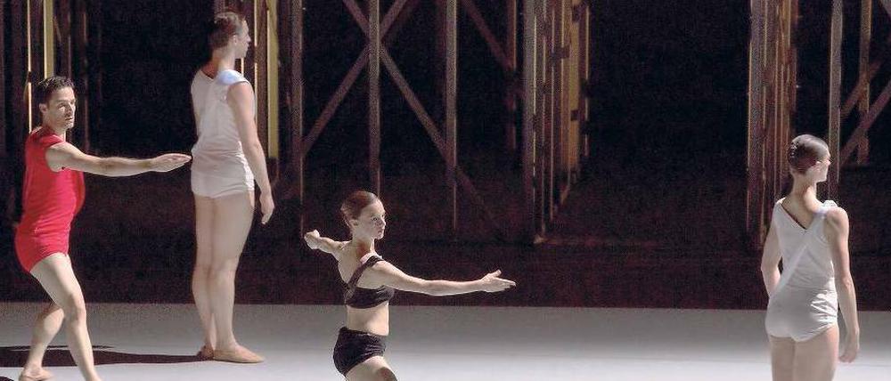 Lucinda Childs feiert mit 75 Jahren ein erstaunliches Comeback. Ihre Choreografie „Available Light“ spielt in einem Bühnenbild von Frank O. Gehry.