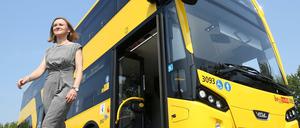 Die BVG-Vorstandsvorsitzende Sigrid Nikutta stellte im August bei den Berliner Verkehrsbetrieben (BVG) in Berlin den neuen Doppeldecker-Bus "Citea DLF" vom niederländischen Hersteller VDL Bus & Coach vor.