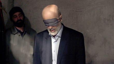 Verschleppt. Der Dichter Kiran wird entführt, er soll verraten, wo das Manuskript eines Freundes versteckt ist. Die Namen der Schauspieler bleiben anonym, alles andere wäre zu gefährlich.