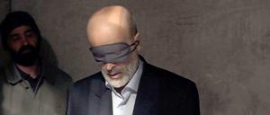 Verschleppt. Der Dichter Kiran wird entführt, er soll verraten, wo das Manuskript eines Freundes versteckt ist. Die Namen der Schauspieler bleiben anonym, alles andere wäre zu gefährlich.