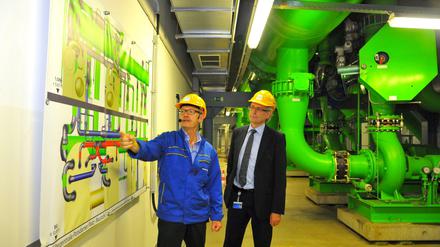 Gerhard Plambeck (links) leitet die Kältezentrale von Vattenfall in der Stresemannstraße. Neben ihm steht Fernwärme-Vorstand Gunther Müller. 