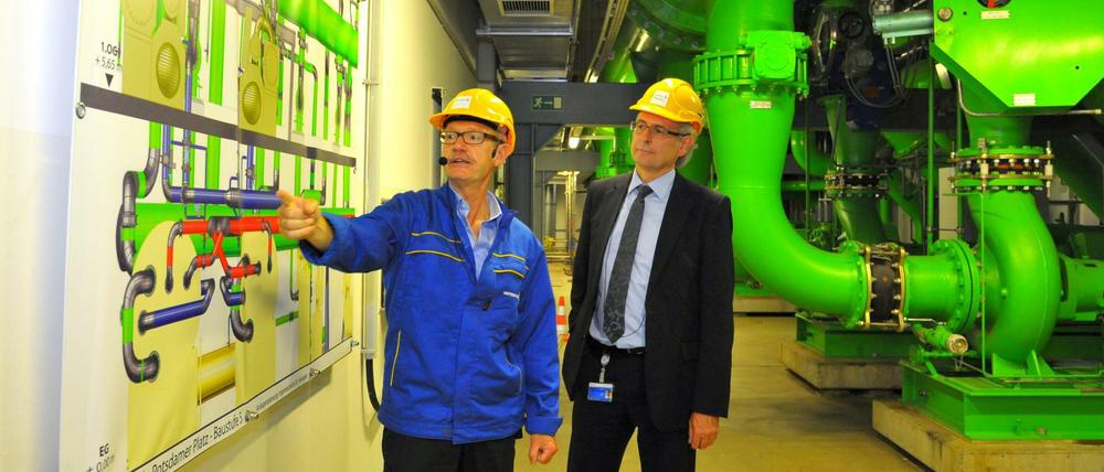 Gerhard Plambeck (links) leitet die Kältezentrale von Vattenfall in der Stresemannstraße. Neben ihm steht Fernwärme-Vorstand Gunther Müller. 