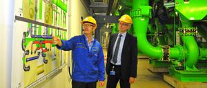 Gerhard Plambeck (links) leitet die Kältezentrale von Vattenfall in der Stresemannstraße. Neben ihm steht Fernwärme-Vorstand Gunther Müller. 