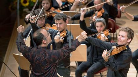 Dirigent Pedro Carneiro mit den Streichern des Jovem Orquestra Portuguesa