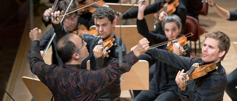 Dirigent Pedro Carneiro mit den Streichern des Jovem Orquestra Portuguesa