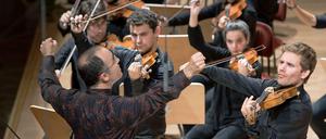 Dirigent Pedro Carneiro mit den Streichern des Jovem Orquestra Portuguesa
