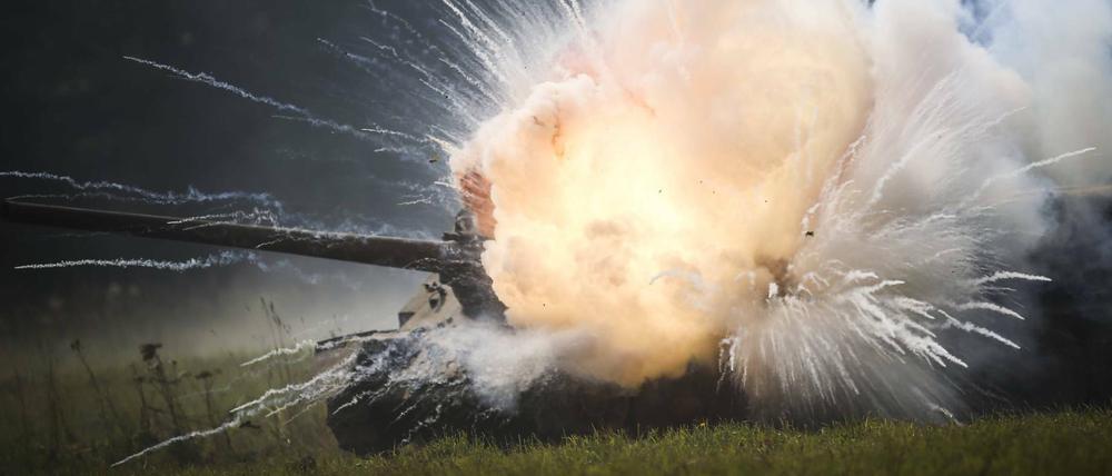 Es hat Bumm gemacht. Auch historische Reenactments gehören zum Programm der dritten Militär-Olympiade Russlands. Hier explodiert gerade ein Panzer.