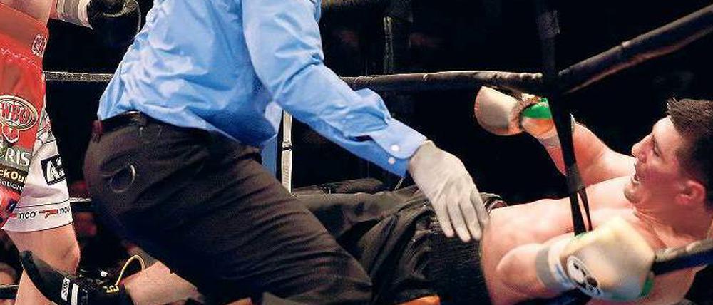 Bodenhaftung zurückgewonnen. Marco Huck, der vor dem Kampf noch groß getönt hatte, geht gegen den Polen Krzysztof Glowacki (l.) in der elften Runde k.o.